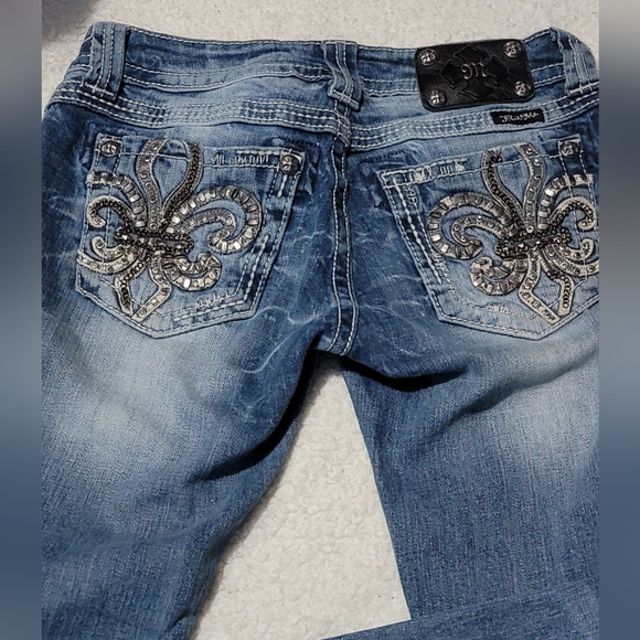 Miss Me Jeans.  Size 26x29 straight leg, whisking, low rise like new - Picture 4 of 9
